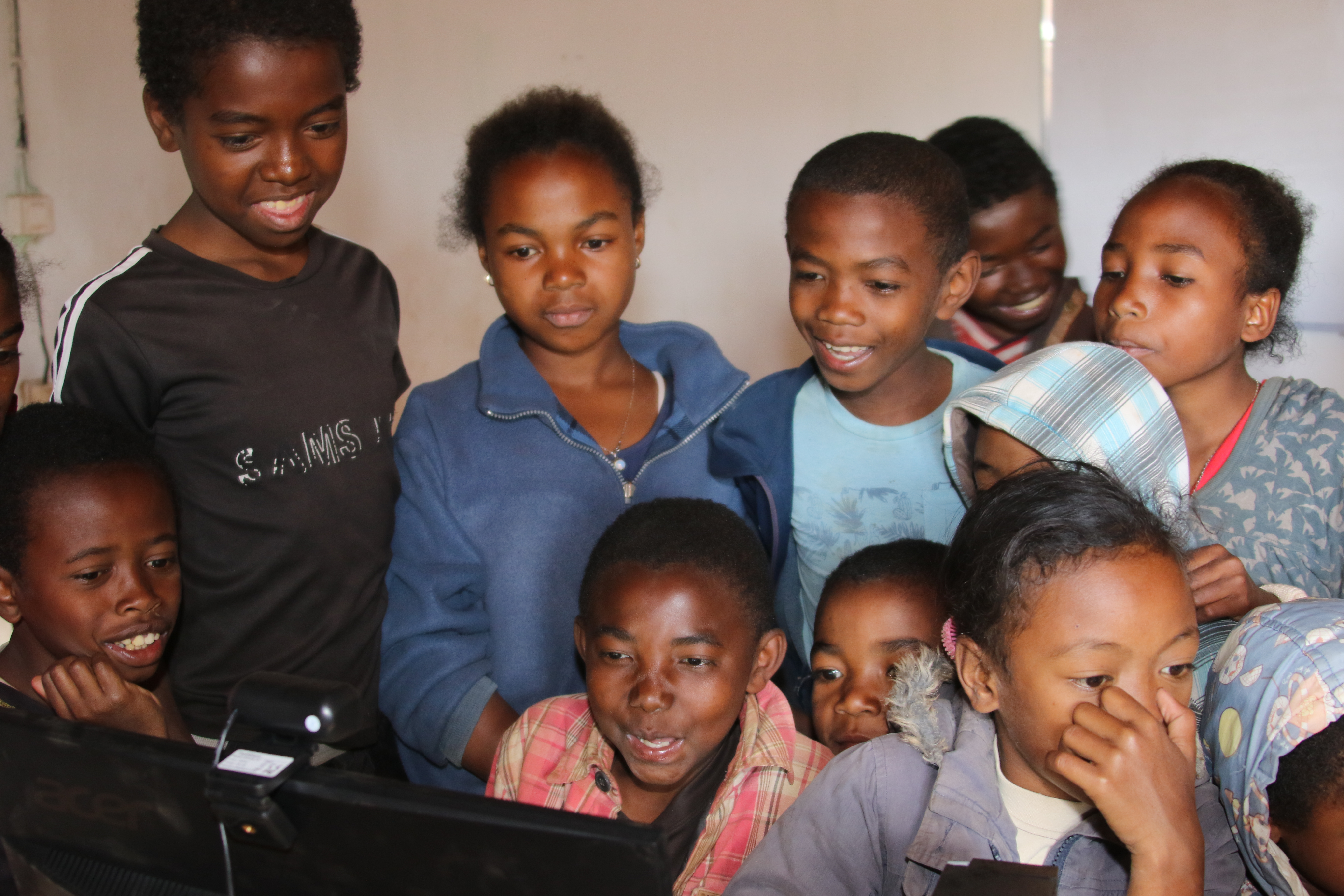 les enfants dans la salle informatique