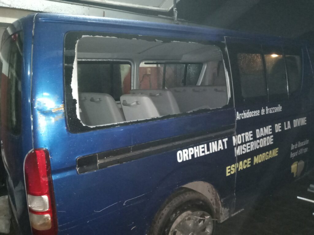 Minibus de l'espace morgane, dont la vitre arrière était cassée